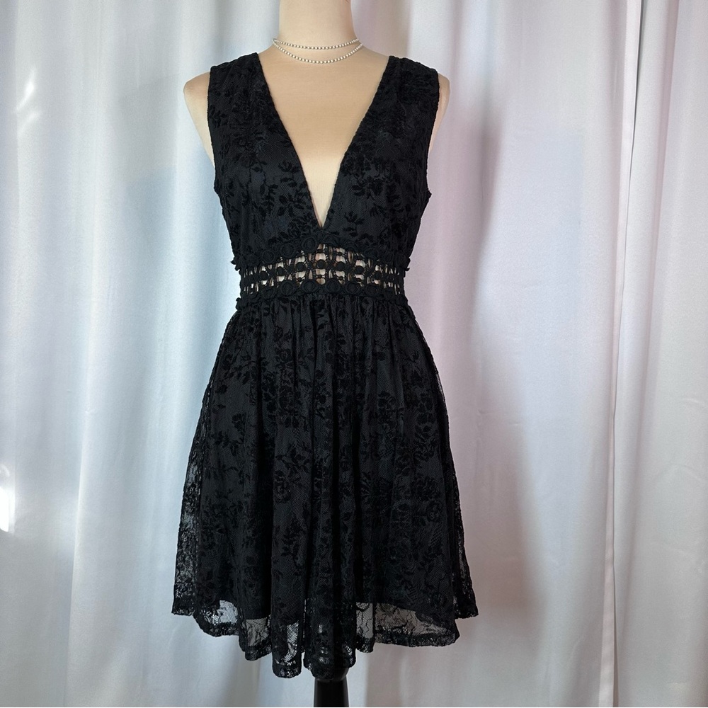 WFFS Black Lace Mini‎ Dress Sz M Fit & Flare Little Black Dress Peekaboo Waist